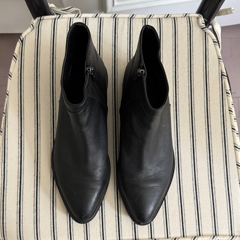 Via Spiga Black Leather Ankle Booties